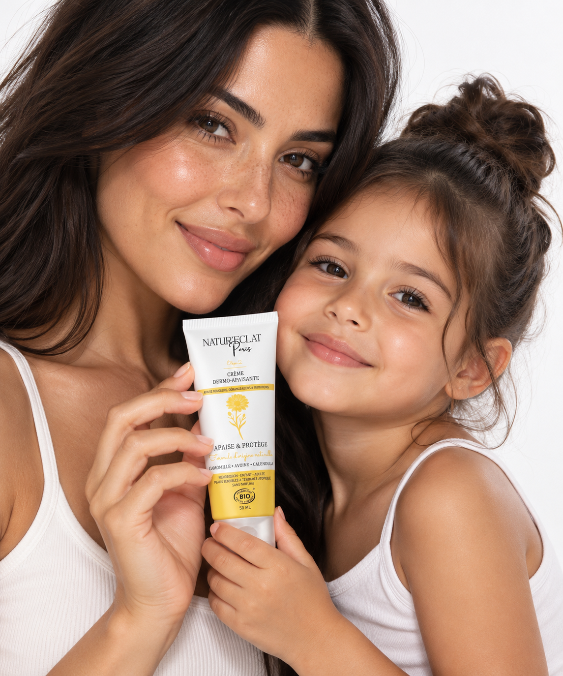 Portrait studio mère et fille présentant la Crème Dermo-Apaisante Natur’Éclat Paris — visuel de maquette